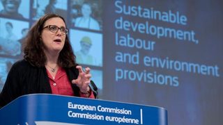 Еврокомисията поиска глава <span class="highlight">за</span> защита на условията на труд <span class="highlight">и</span> околната среда в търговските преговори със САЩ