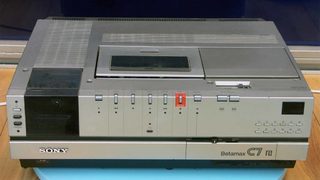 След десетилетия война Sony спира да произвежда Betamax