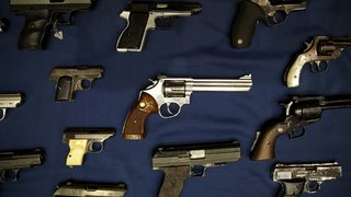 ЕС планира затягане на контрола за придобиване на огнестрелни оръжия
