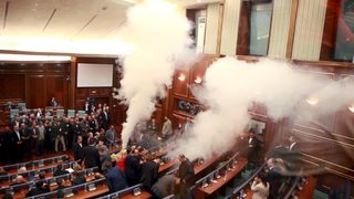 Косовски депутат нападна полицаи с лютив спрей, след като обгази парламента със <span class="highlight">сълзотворен</span> <span class="highlight">газ</span>