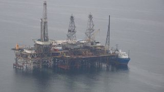 Пожар на <span class="highlight">нефтена</span> платформа в Каспийско море уби 32 души