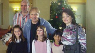 Ричард Клайдерман се срещна с SOS приемно семейство