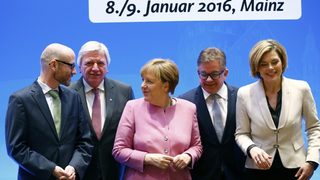 Меркел поиска по-лесна депортация на мигранти