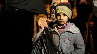 Обсаденият сирийски град Мадая посрещна помощта с надежда и гняв