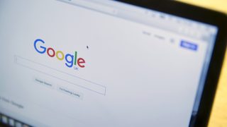 Google защити данъчното си споразумение с Лондон