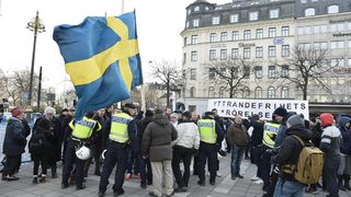 Десетки маскирани шведи заплашваха имигранти в Стокхолм