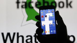 Бразилия арестува топ служител на Facebook заради WhatsApp