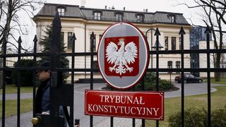 Полша е в тежка криза след сблъсък между Конституционния съд и правителството