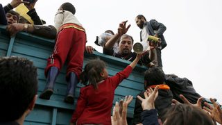 Гърция започна евакуация на мигрантите от бежанския <span class="highlight">лагер</span> при Македония (видео)
