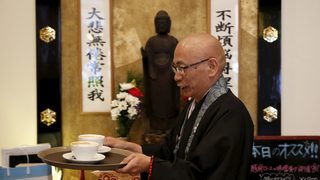 Видео: Будистки свещеници работят в <span class="highlight">кафене</span>, за да са близо до хората