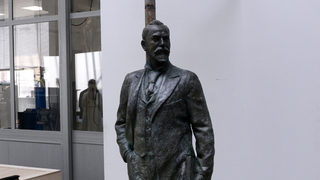 Фотогалерия: Новата софийска статуя на Алеко Константинов