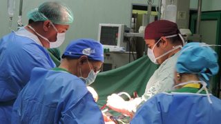 За първи път в България oртопеди от болница "Софиямед" имплантираха изкуствено цяло бедро