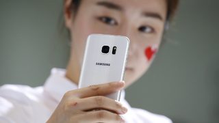 Samsung подготвя сгъваеми телефони