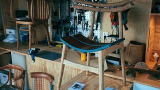 Фотогалерия: Как триото "Пункт" прави седем стола за седем дни