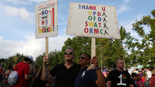 <span class="highlight">Дъга</span> се появи на бдение в Орландо в памет на убитите в гей клуба