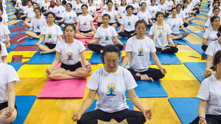 Фотогалерия: Стотици хиляди се забавляват в Световния ден на йогата