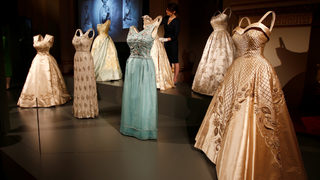 Фотогалерия: Кройката на властта - роклите на кралица Елизабет Втора