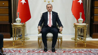 Ердоган "ще прости само веднъж", оттегля всички <span class="highlight">искове</span> за обида към него