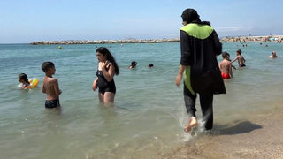 Втори град на Лазурния бряг забрани "буркините" на плажа