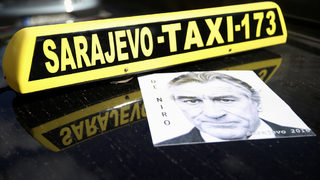 Такситата в <span class="highlight">Сараево</span> почетоха де Ниро с постери на "Шофьор на такси"