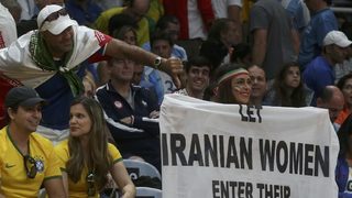 Иранска фенка бе изгонена от волейболната зала в Рио заради феминистки плакат