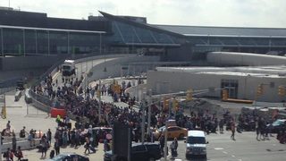 Пътници бяха евакуирани на летище Кенеди в Ню Йорк след неоснователни съобщения за стрелба