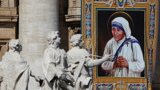 Фотогалерия: Папа Франциск обяви <span class="highlight">Майка</span> <span class="highlight">Тереза</span> за светица на площад "Свети Петър"