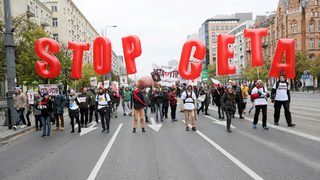 Стотици поляци протестираха срещу търговската сделка на ЕС със САЩ и Канада