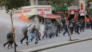 Протестиращи в Истанбул се опитаха да проникнат в редакцията на "Джумхюриет"