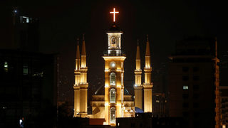 Снимка на деня: Обновена църква се издигна до най-голямата джамия в Бейрут