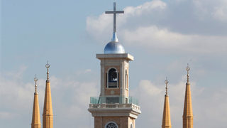 Снимка на деня: Обновена църква се издигна до най-голямата джамия в Бейрут
