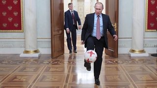 Снимка на деня: Путин - футболист