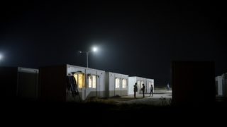 Снимка на деня: Бежанският център в Харманли вече се охранява и с бойно оръжие