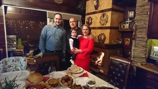 Снимка на деня: Борисов честити Коледа със снимки с внука си
