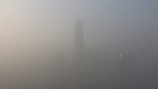 В Северен Китай бяха затворени магистрали и отменени полети заради смог