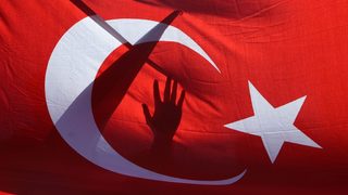Служители <span class="highlight">на</span> летище "Ататюрк" нападнаха турски дизайнер, обидил държавата (видео)
