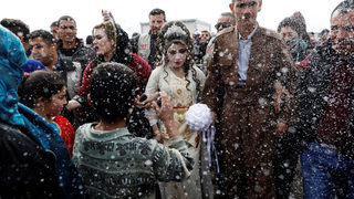 Фотогалерия: Сватба в бежанския лагер