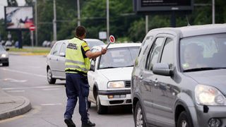 Столичната полиция е станала по-строга към шофьорите без <span class="highlight">колан</span> и с телефон в ръка