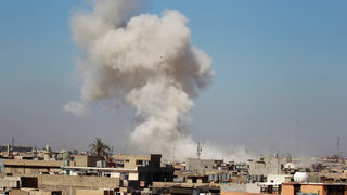 Офанзивата в <span class="highlight">Мосул</span> е спряна след въздушен удар с десетки убити цивилни