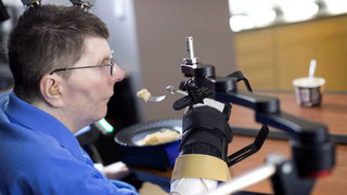 Парализиран мъж успя да се нахрани сам за пръв път от 8 години с помощта на мозъчен имплант