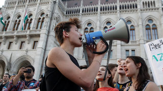 Фотогалерия: Хиляди унгарци подкрепиха Централноевропейския <span class="highlight">университет</span>