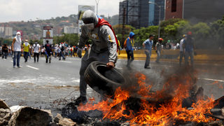 Фотогалерия: Хиляди протестират срещу президента на Венецуела