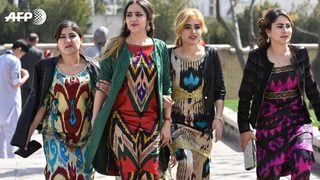 Таджикистан се бори с хиджабите с традиционни носии