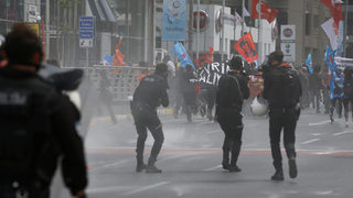 Полицията в Истанбул използва <span class="highlight">сълзотворен</span> <span class="highlight">газ</span> срещу протест за Деня на труда