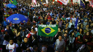 Хиляди протестираха в Бразилия, след като започна разследване срещу президента