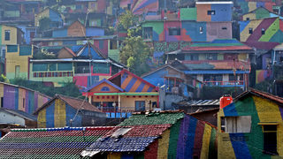 Снимка на деня: Цветното село Кампунг Пеланги