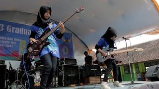 Женско <span class="highlight">метъл</span> трио бори стереотипите срещу мюсюлманките в Индонезия
