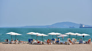 В началото на туристическия сезон плажове по Черноморието останаха без спасители и поддръжка