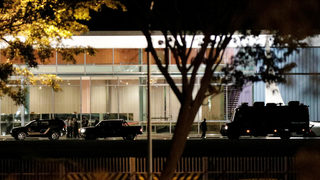Кола се вряза в портала на президентската резиденция в Бразилия