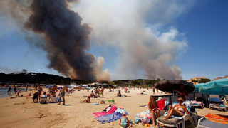 Фотогалерия: Пожари прогониха над 10 хил. души от Френската ривиера